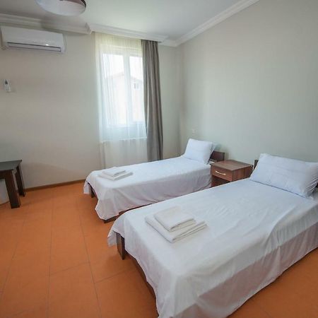 Hotel Cosmos Batoemi Buitenkant foto