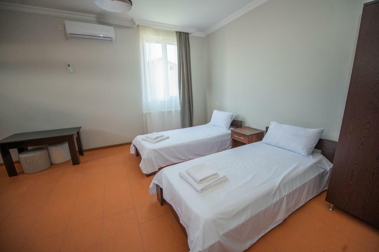 Hotel Cosmos Batoemi Buitenkant foto