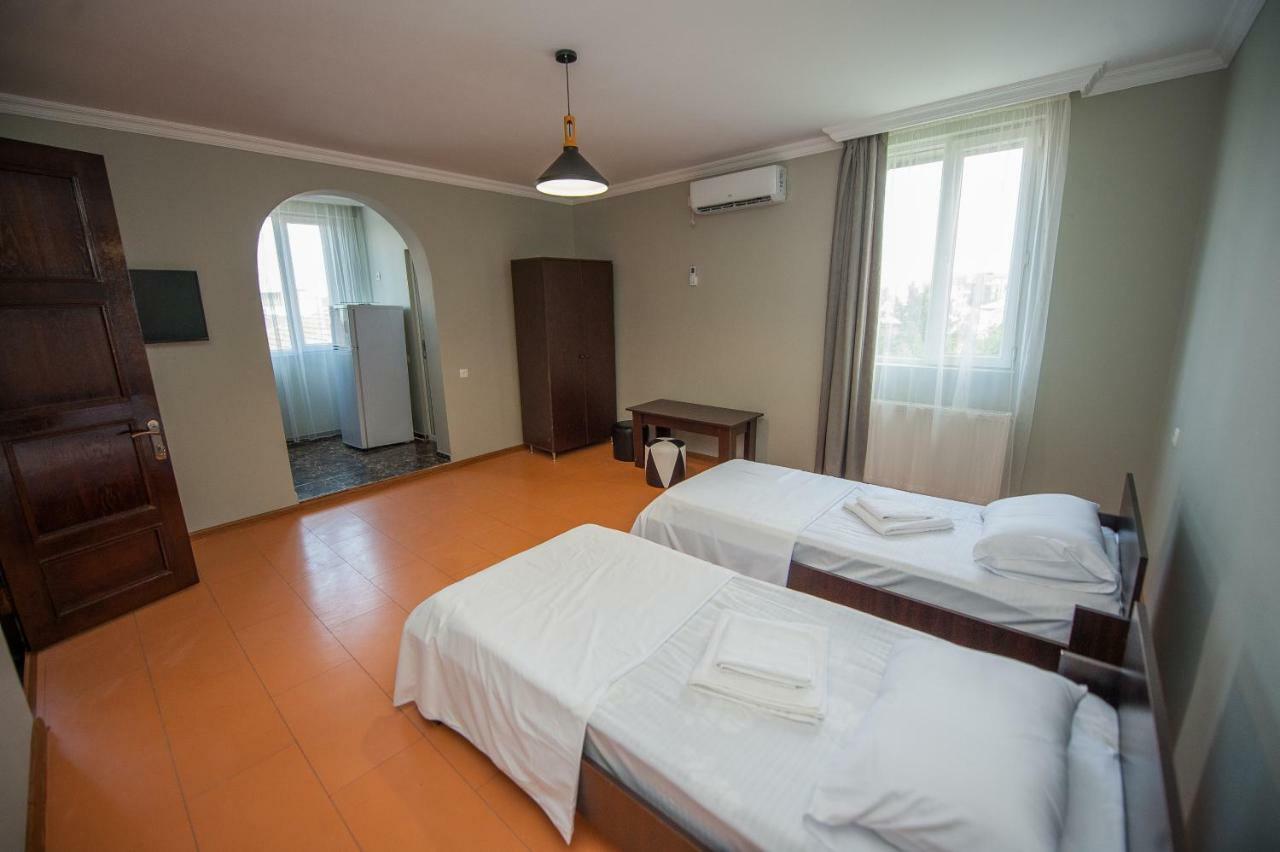 Hotel Cosmos Batoemi Buitenkant foto