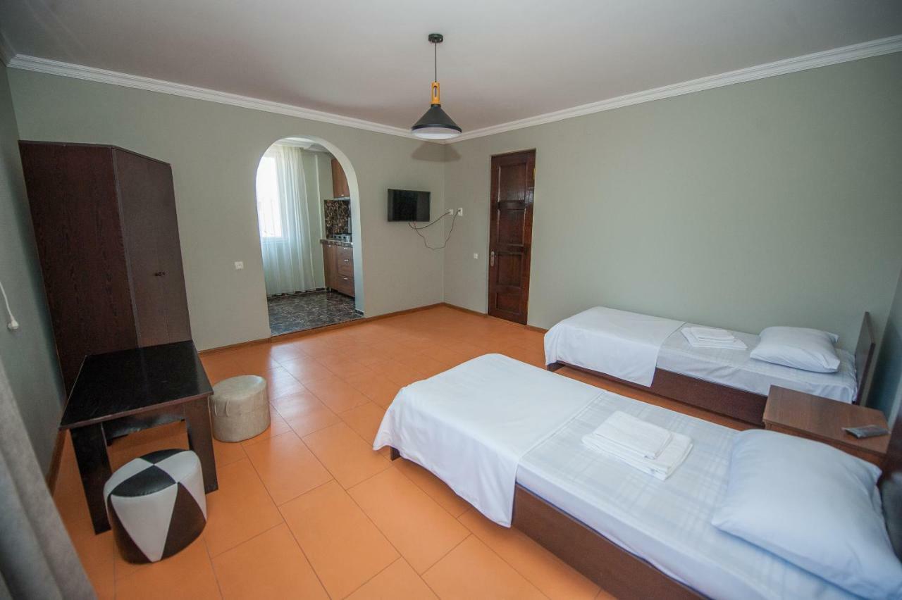 Hotel Cosmos Batoemi Buitenkant foto