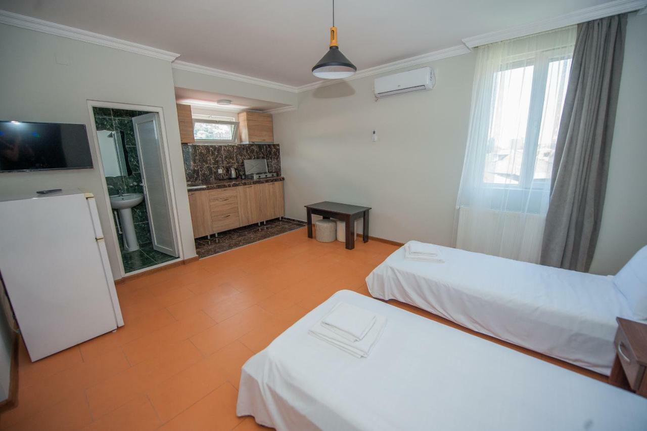 Hotel Cosmos Batoemi Buitenkant foto